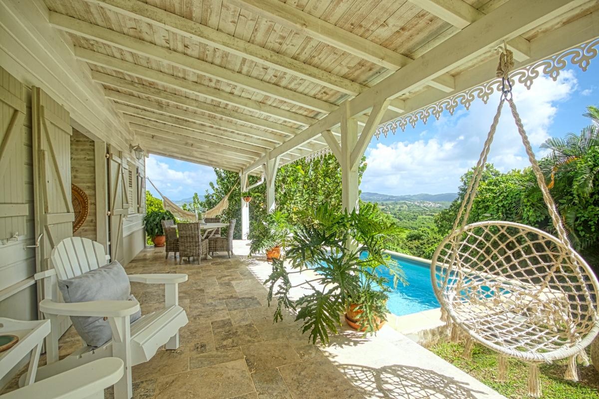 2 Location villa Martinique- Piscine et balançoire salon